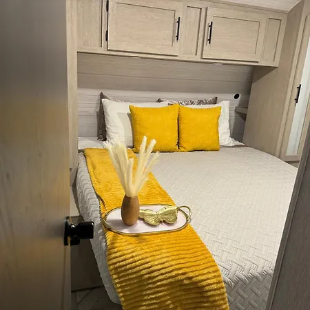 Cozy Stationary Rv Getaway Hotel